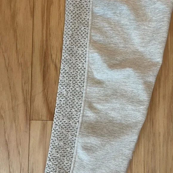 Fabletics Eco Sync High-Waisted Perforated 7/8 Legging Light Gray Heather - Picture 9 of 10